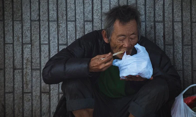 Datorii la Ușă: Povestea unei Escrocherii Disperate