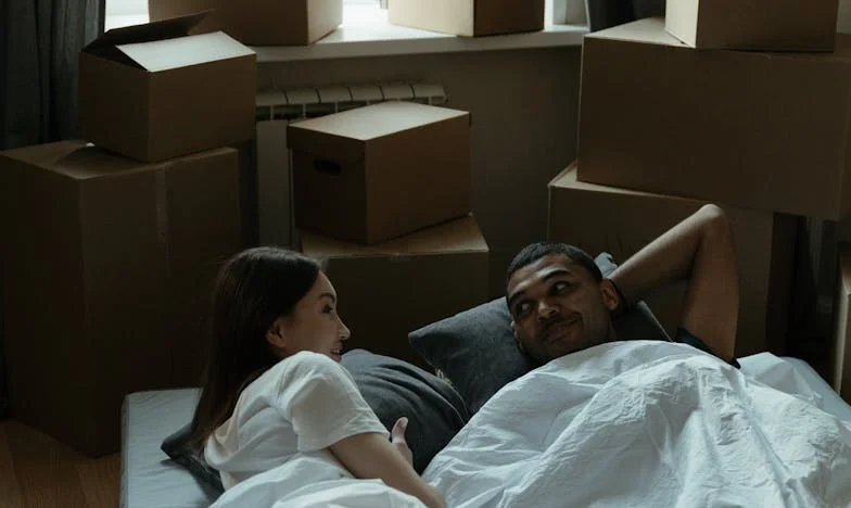 Fiica mea s-a întors acasă cu copilul. E din nou însărcinată și nu vrea să-i spună soțului. Ce să fac ca mamă?