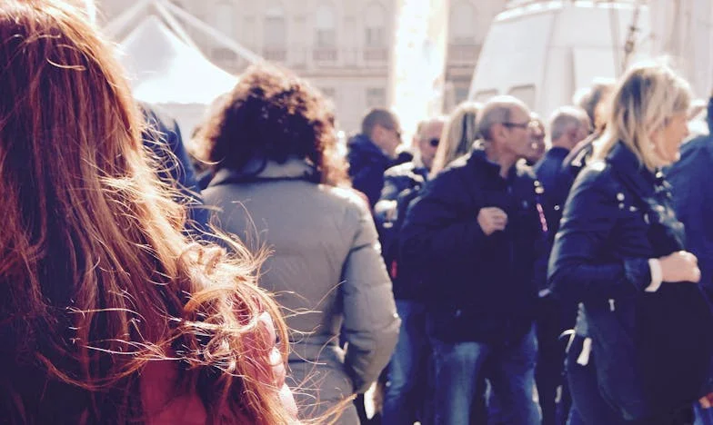 Fiul meu îmi trimitea bani în fiecare lună… dar eu nu am primit niciodată nimic. Ce am văzut pe camerele băncii mi-a distrus familia.