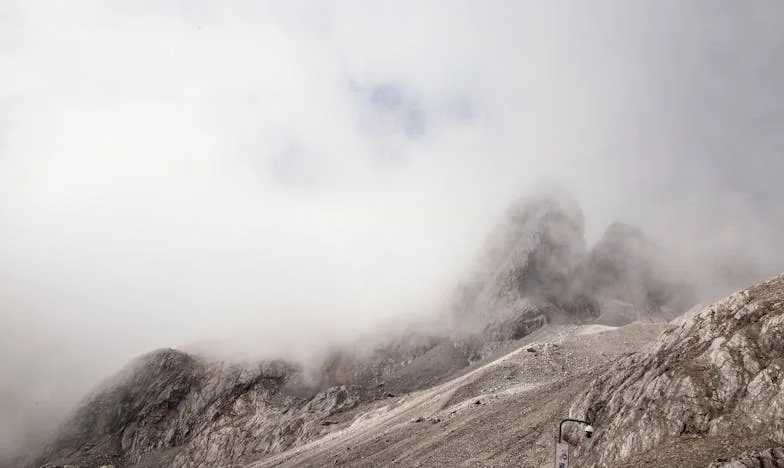 În umbra tăcerii: Povestea mea despre dependență și iertare