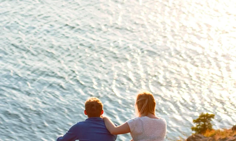 Închid ușa în urma mea, pentru că nu mai pot să te privesc – povestea unei femei al cărei univers s-a prăbușit într-o clipă