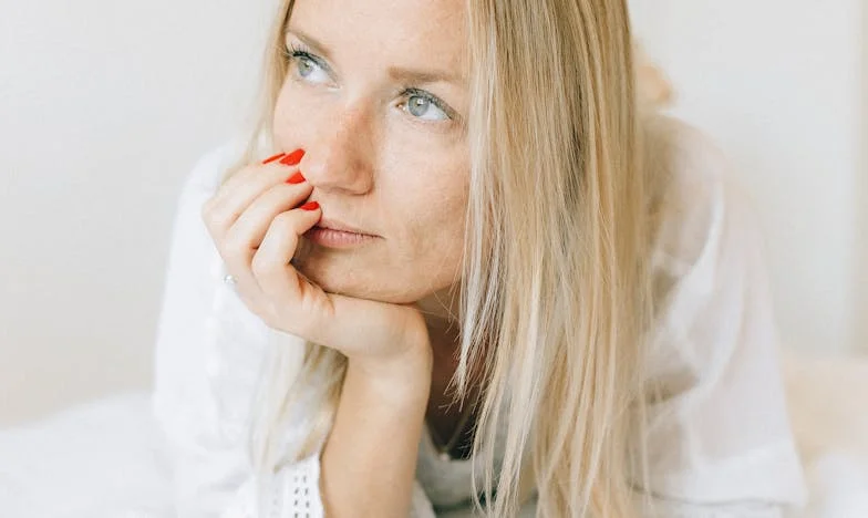 „Nu te urca în mașina mea cât ești gravidă!” – O poveste despre superstiții, conflicte de familie și singurătate în România