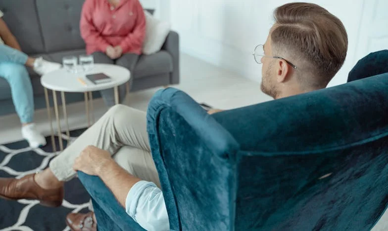 O săptămână mai târziu am intrat singură în biroul avocatului: Când copiii se îngrijesc de părinți doar pentru moștenire