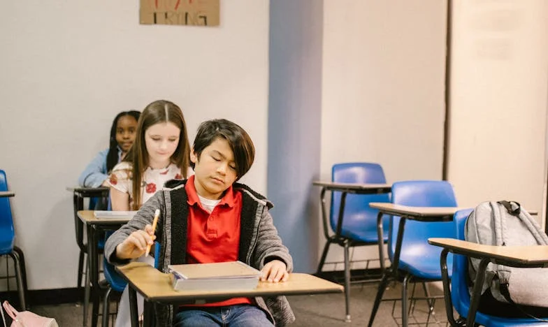 Soțul meu mi-a furat cardul și a plecat cu amanta în vacanță. Ce s-a întâmplat pe aeroport mi-a schimbat viața pentru totdeauna…