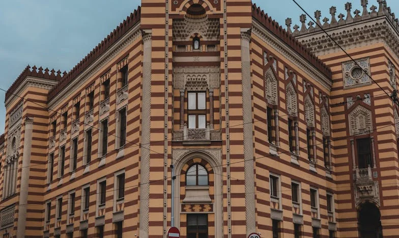 Sub Povara Trecutului și Așteptărilor: Povestea Mea ca Noră într-o Familie Românească