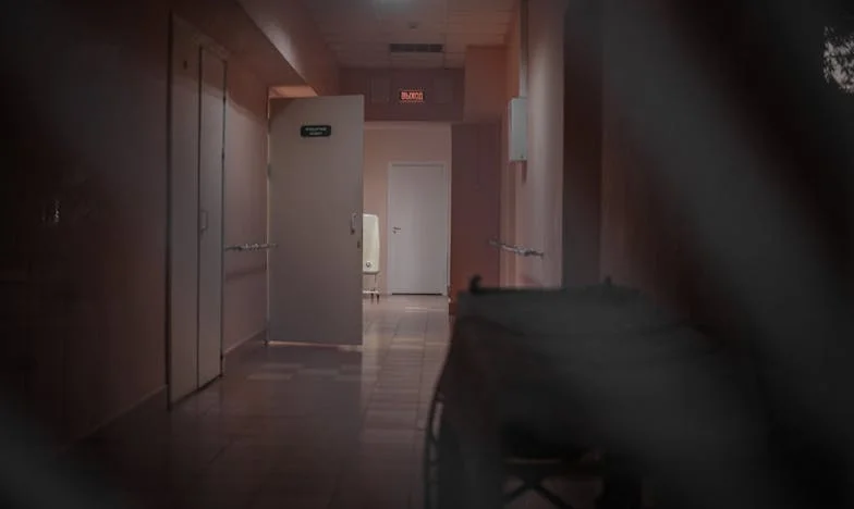 Tăcerea dintre noi: Povestea unei mame care a învățat să renunțe