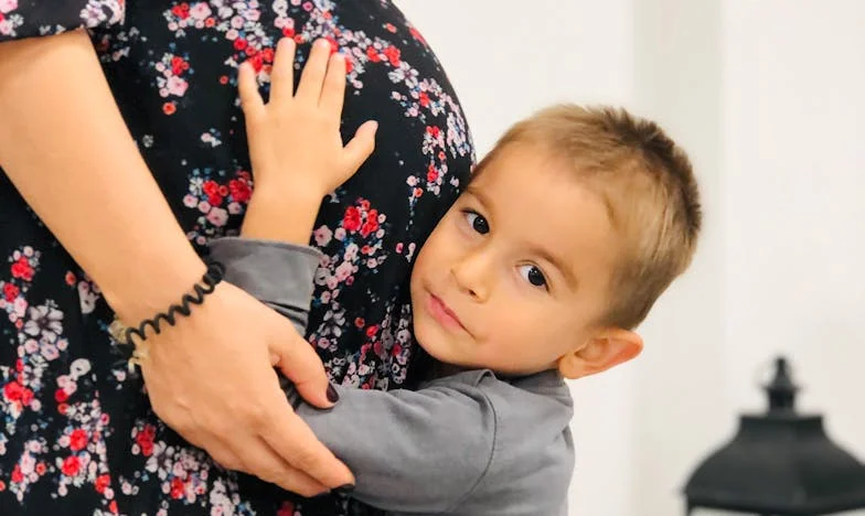 Am aruncat lucrurile fiului meu pe ușă – și pentru prima dată după ani de zile m-am simțit liberă. Povestea mea despre curaj, conflicte de familie și regăsirea de sine.