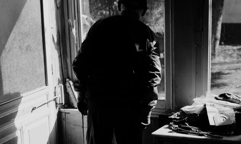 „De ce sunt doar crenvurști pe masă?” – O poveste despre golul lăsat de copiii plecați