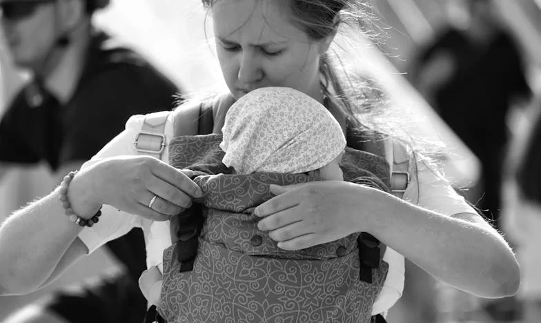 Fără leagăn: Povestea unei inimi de mamă în mijlocul haosului