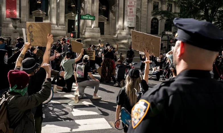 Fostul meu soț m-a umilit în fața unei săli pline. Nu știa că sunt șefa lui. Povestea mea despre răzbunare și libertate