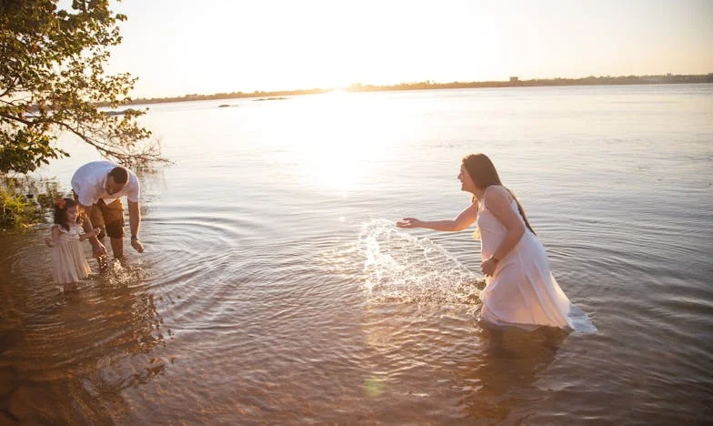 Între două lumi: Povestea mea despre familie, sacrificiu și iertare