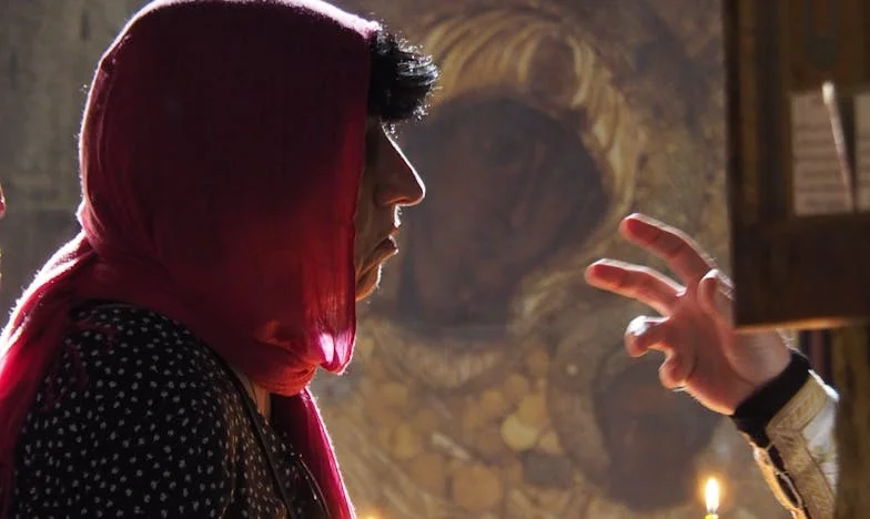 Între două lumi: Povestea mea dintr-un sat uitat de lume