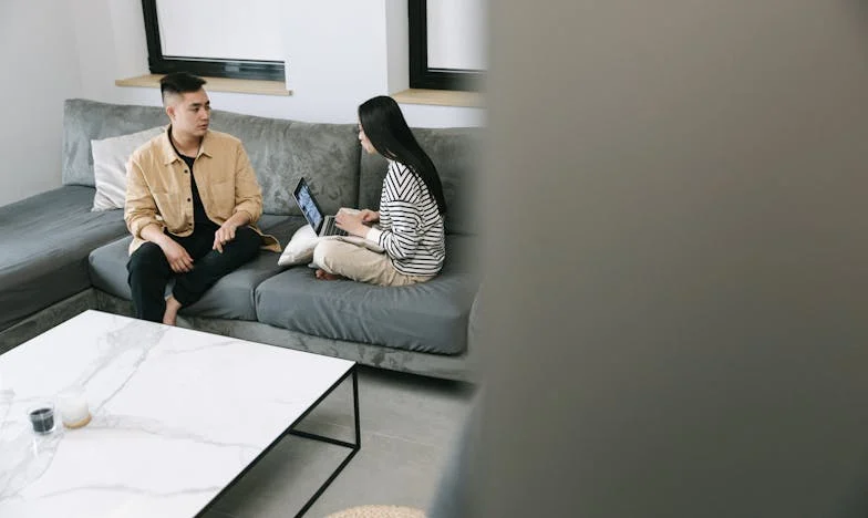 Între Patru Pereți: Casa Care N-a Devenit Acasă