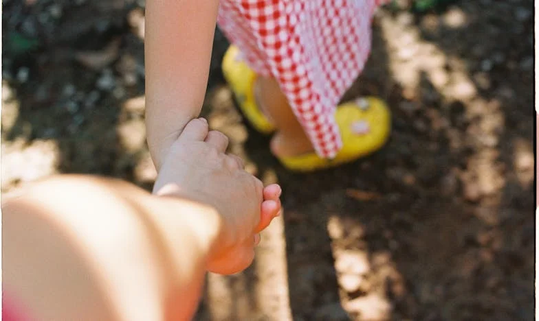 „Nu vreau să plec de acasă!” – Povestea unei fiice între două lumi