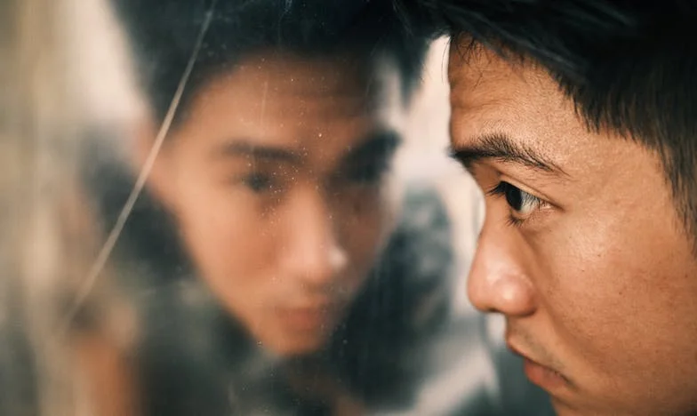 O factură în coșul de gunoi: Prețul încrederii într-o familie românească