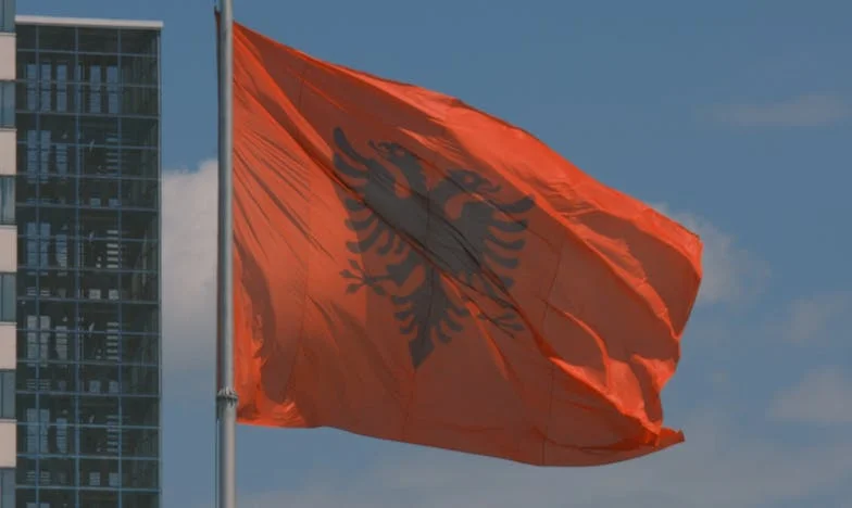 Șapte ani am avut grijă de fiica mea paralizată—până când doctorul mi-a șoptit: „Nu dormi în casa aia, diseară.”