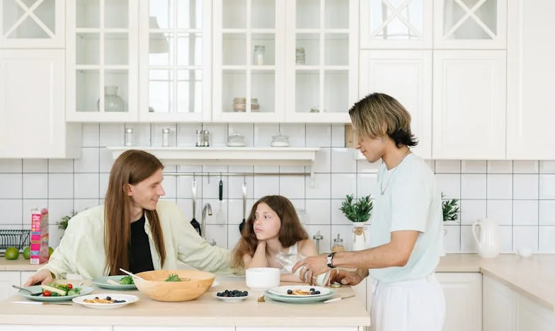 Între Tradiție și Schimbare: O Zi de Neuitat în Familia Popescu