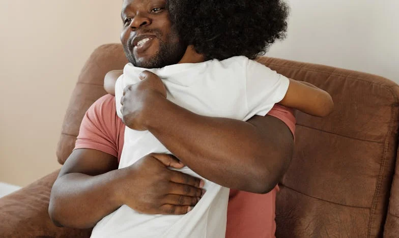 Când sună soacra la ora cinci: Între două lumi, între două roluri