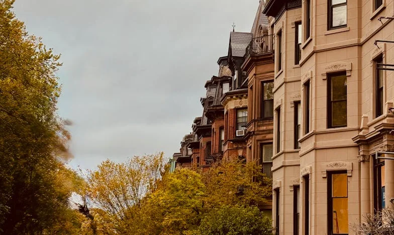 Când ușile se deschid: Întoarcerea în satul copilăriei și confruntarea cu trecutul