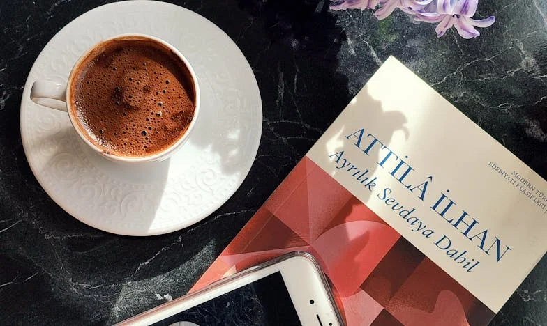 Între două lumi: O poveste despre sacrificiu, familie și trădare