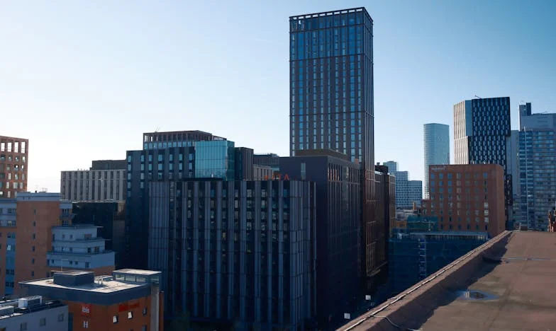 „Nu mai vreau să fiu copilul tău, vreau să fiu bărbatul tău” – Povestea unei iubiri care s-a frânt între grijă și dorință