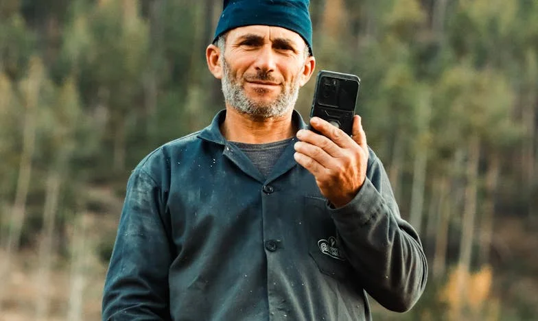 Pe scara blocului: Fuga din întuneric și căutarea speranței