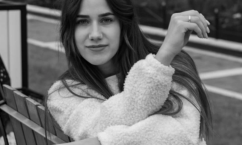 Două surori, o singură inimă: Povestea unei adopții românești