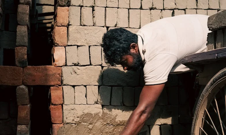 Între șantaj și iertare: Cum ne-a salvat credința