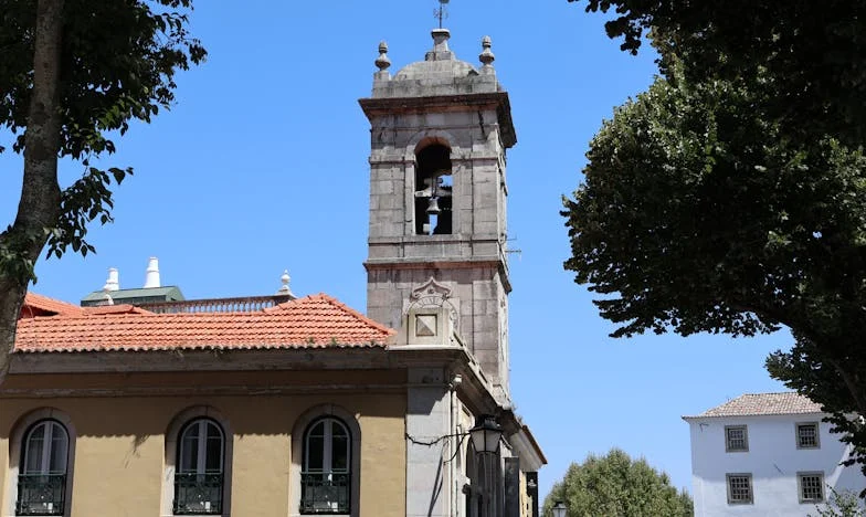 Promisiuni Nespuse și Umbrele Trecutului