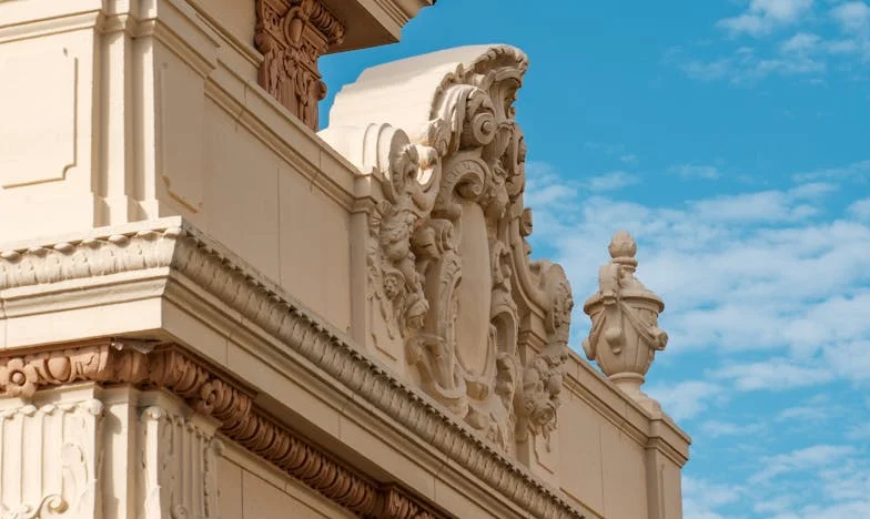 „Să nu uiți portofelul, mamă!” – Povara bătrâneții într-o familie românească