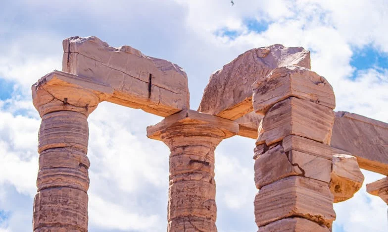 Umbra dintre noi: Povestea unei nurori într-o familie românească