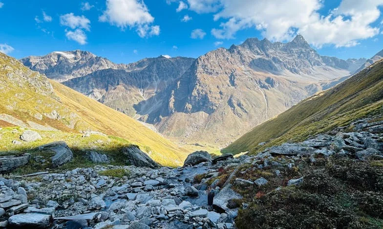 Ziua în care copiii au stat la masă pentru o cină mare: O amintire uitată devine memorabilă