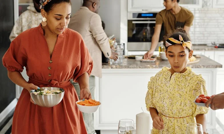 „Aveți o lună să vă găsiți altă locuință. De azi, vreau să locuiesc singură”: Povestea unei mame care și-a alungat fiicele din casă