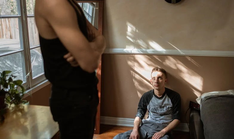 Casa dintre noi: povestea unei familii sfâșiate de dorințe și datorii