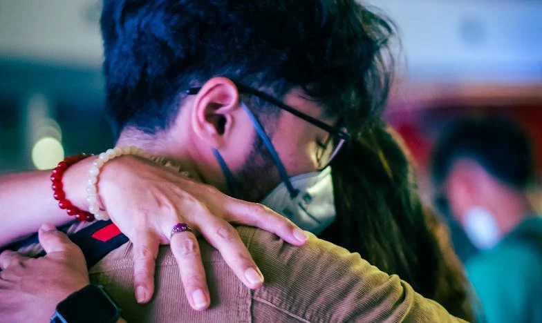 De ce mă compară mereu cu fosta lui? Povestea unei iubiri care m-a făcut să mă pierd pe mine însămi