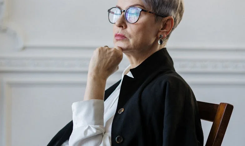 Între două lumi: Povestea unei familii pe marginea prăpastiei