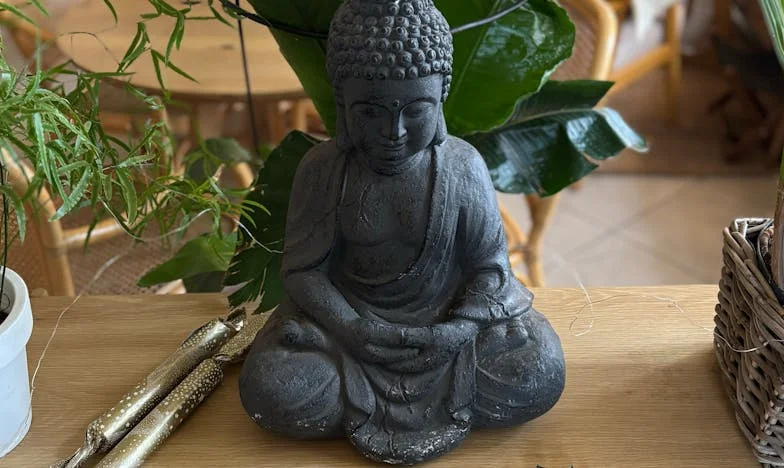 Singurătatea Mariei: Povara Tăcerii și Așteptarea Fără Sfârșit