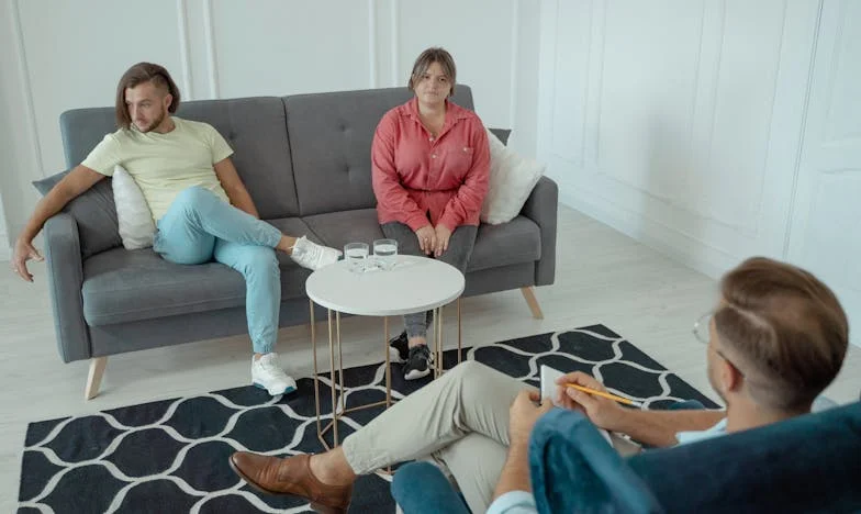 Singurătatea Victoriei: Povara Trecutului și Căutarea Iubirii