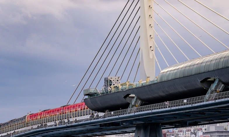 Tăcerea care ne desparte: O familie românească sub povara economiilor