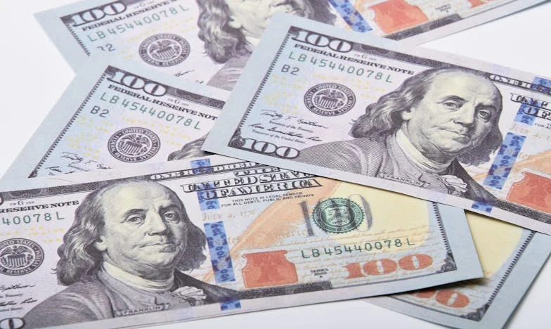 Am aruncat lucrurile propriului meu fiu pe ușă – și pentru prima dată după ani de zile m-am simțit liberă. Povestea mea despre curaj, conflicte de familie și regăsirea de sine.