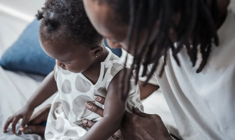 Am crescut-o pe nepoata mea 12 ani, crezând că fiica mea e plecată în străinătate. Într-o zi, adevărul spus de copilă mi-a sfâșiat sufletul.