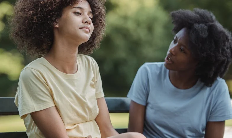 „Bunica, mama a zis că trebuie să ne gândim la un azil”: O poveste despre familie, alegeri și dorința de a aparține