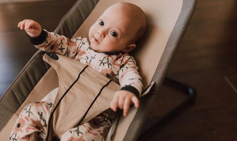 Când am auzit o voce străină în monitorul bebelușului: Povestea unei mame din Cluj