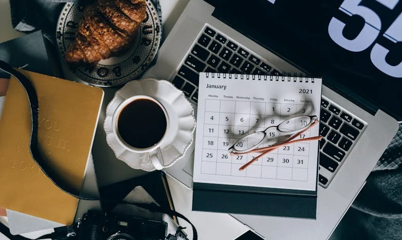 După douăzeci de ani de căsnicie, soțul meu m-a părăsit pentru o femeie mai tânără. Dar cel mai surprinzător a fost cine a venit primul să mă aline.