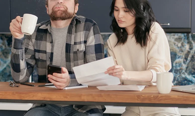 Fratele soției mi-a întins în tăcere un plic plin cu bani. Ce am descoperit după aceea mi-a schimbat viața