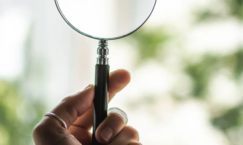 În holul rece, cu doi copii: Noaptea care mi-a schimbat viața