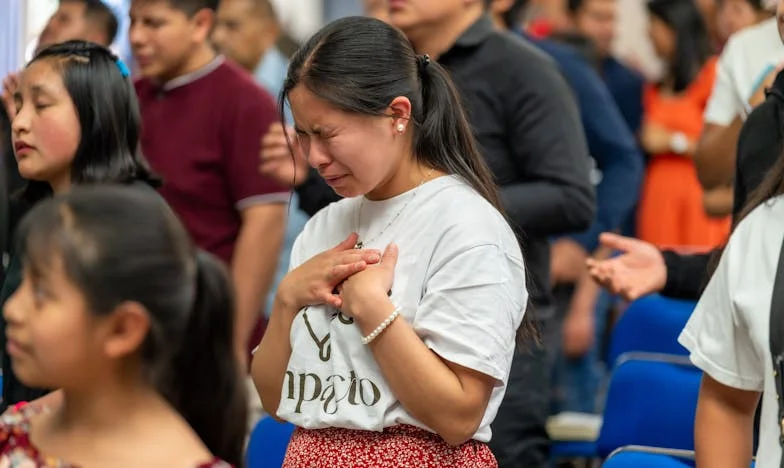 Între două lumi: Povestea mea despre dragoste, pierdere și așteptările unei familii românești