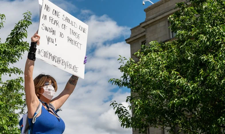 Strigătul din Apartamentul 3B: O poveste despre frică, curaj și tăcerea care doare