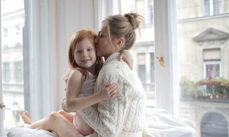 Tăcerea mamei: Am greșit când i-am rugat să plece? Povestea unei decizii care mi-a frânt inima