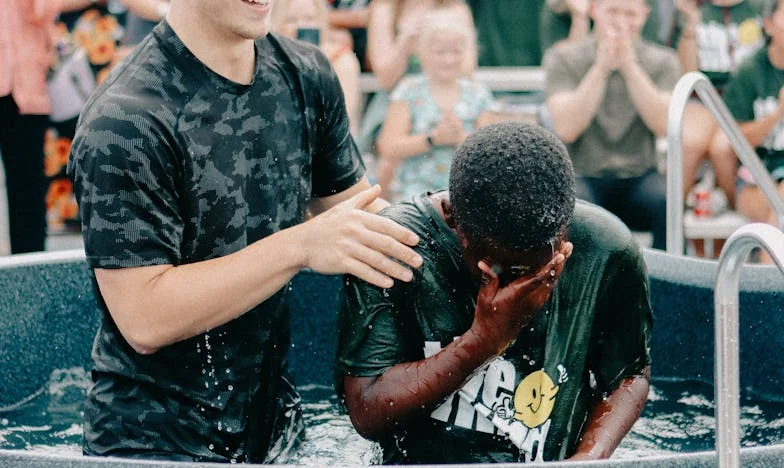 „Tată, tu să te ocupi de bani!” – Povestea mea despre cum am ajuns să cer voie pentru fiecare leu în propria familie